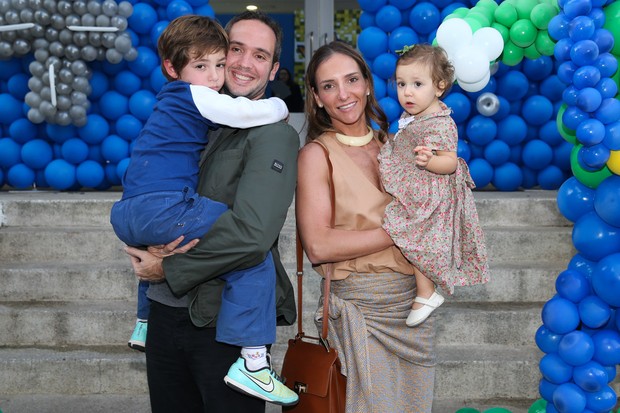 Caio Ribeiro com a família  (Foto: Manuela Scarpa/Brazil News)