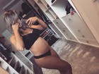 Aryane Steinkopf posa de lingerie para mostrar barriga da gravidez 