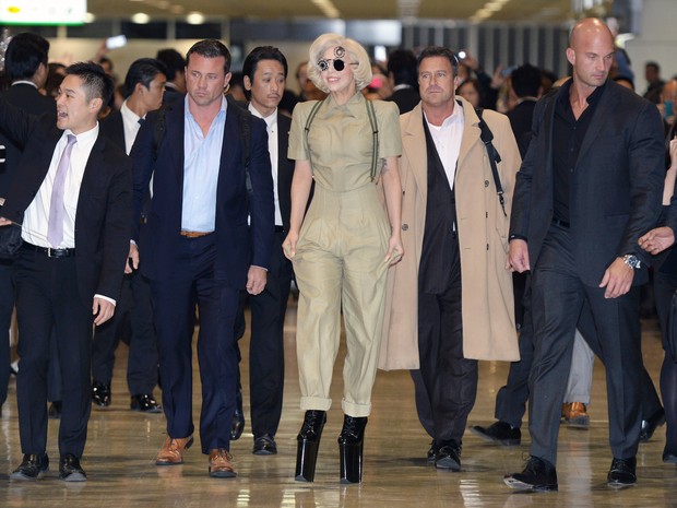 Lady Gaga desembarca no aeroporto de Tóquio, no Japão (Foto: Toru Yamanaka/ AFP)