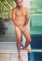 Rodrigo Sant'Anna compartilha 'nude' feita em gravação de seriado