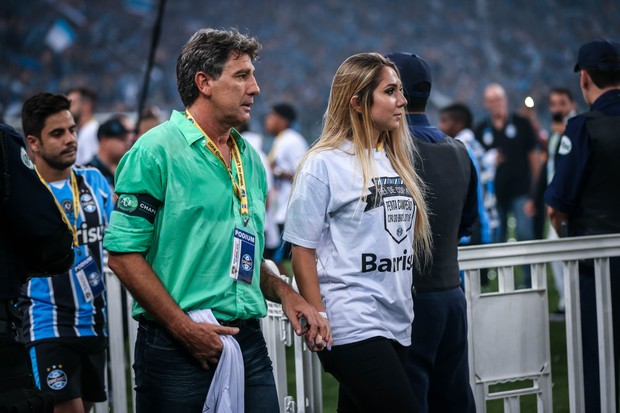 Carolina Portaluppi comemora título do Grêmio com o pai, Renato Gaúcho, na  (Foto: Jeferson Bernardes/ AFP)