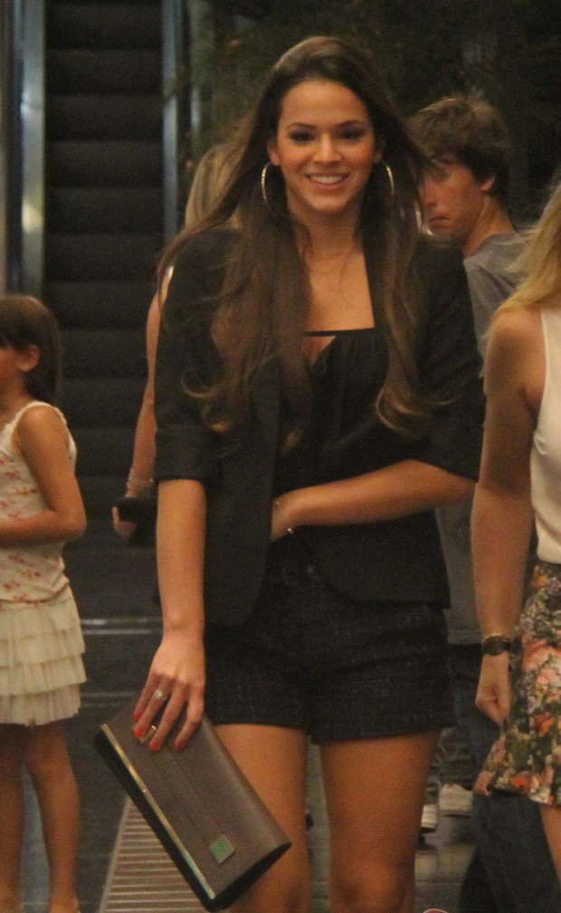 Bruna Marquezine vai ao teatro em shopping do Rio (Foto: Daniel Delmiro / AgNews)