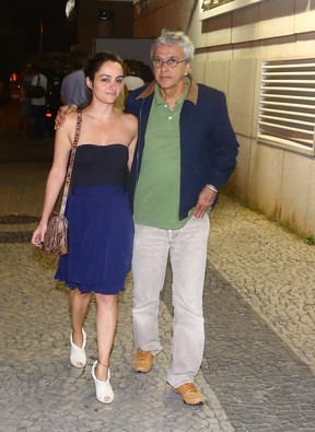 Acompanhado, Caetano Veloso vai ao teatro na Zona Sul do Rio (Foto: Marcello Sá Barreto/ Ag. News)