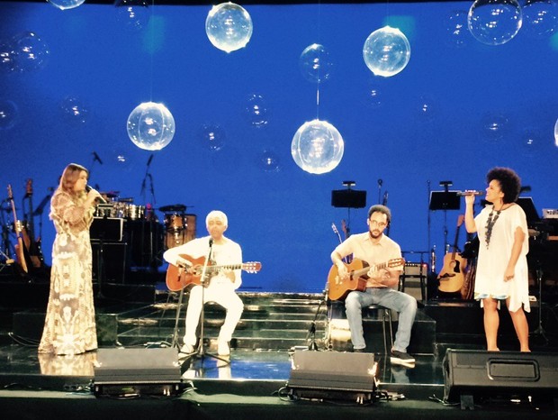 Gilberto Gil com Preta, Bem e Nara no palco (Foto: Luciana Tecídio/EGO)