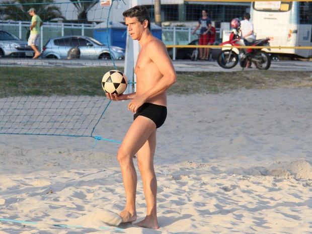 Marcio Garcia jogando futevôlei na praia da Barra da Tijuca, RJ (Foto: Gabriel Rangel / Agnews)