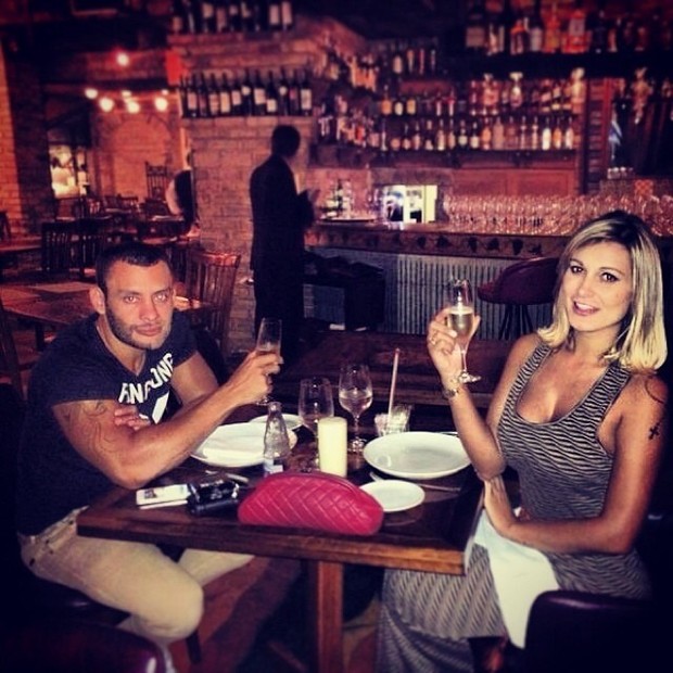 Andressa Urach com amigo em restaurante na Zona Oeste do Rio (Foto: Instagram/ Reprodução)
