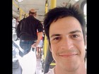Mateus Solano pega ônibus no Rio e compartilha foto na web com desabafo