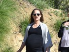 Natalie Portman exibe barrigão na reta final da gravidez durante caminhada