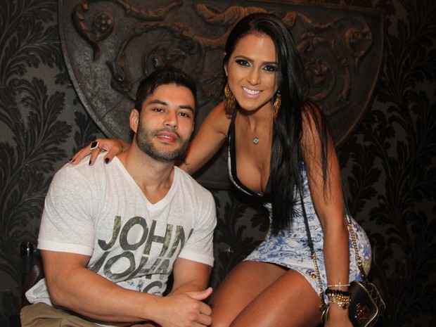 Dai Macedo, Miss Bumbum 2013, com o namorado em show em boate em São Paulo (Foto: Thiago Duran/ Ag. News)