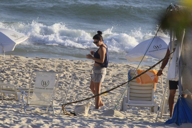 Fabíula Nascimento na praia (Foto: Delson Silva / AgNews)
