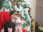 Paulo Gustavo brinca com Papai Noel em shopping do Rio