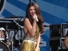Mesmo de saia longa, Selena Gomez mostra demais em show