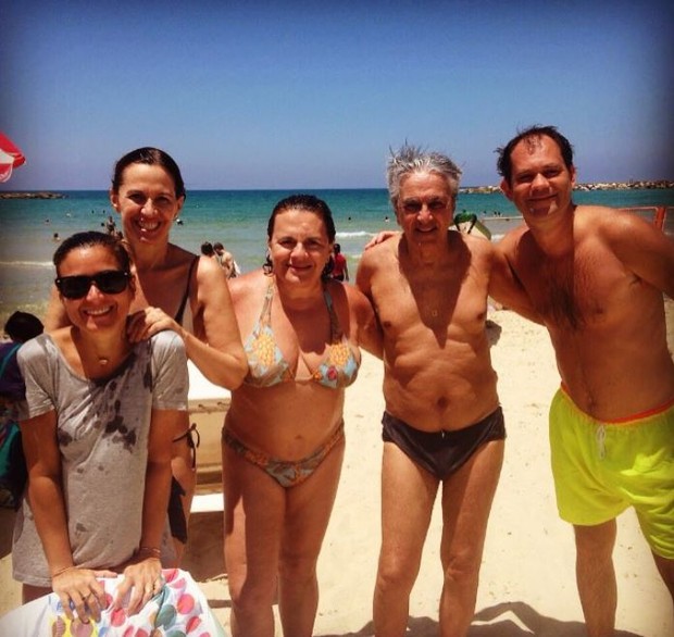 Caetano Veloso curte praia com amigos (Foto: Instagram / Reprodução)