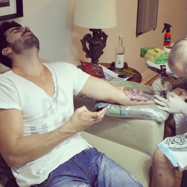  ex-BBB Rodrigão fazendo tatuagem  (Foto: Instagram / Reprodução)