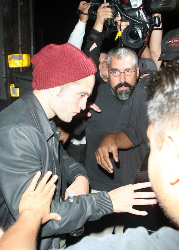 Robert Pattinson agride segurança (Foto: Twist-Perez-Juliano-Maciel/x17)