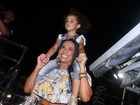 Scheila Carvalho se diverte com a filha em show do marido, Tony Salles