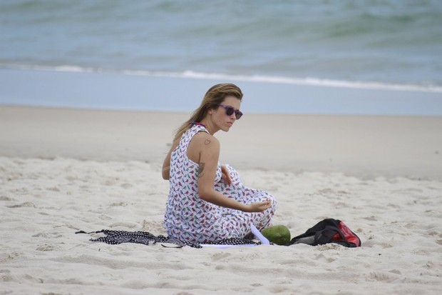 Juliana Didone na praia da Barra (Foto: Dilson Silva / AgNews)