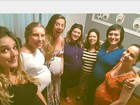 Rafa Brites posa com barrigão em encontro com amigas grávidas