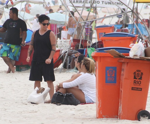 Thammy Miranda se assusta com cachoro na praia (Foto: Marcus Pavão/AGNews)