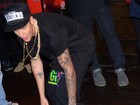 Justin Bieber anda de skate em festa em Nova York