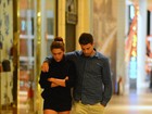 Cauã Reymond e Mariana Goldfarb passeiam abraçadinhos em shopping