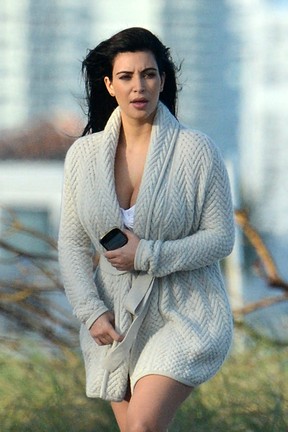 Grávida, Kim Kardashian é fotografada de roupão em bastidores de ensaio em Miami, nos Estados Unidos (Foto: Grosby Group/ Agência)
