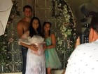 Mônica Carvalho faz sessão de fotos com a família para celebrar gravidez