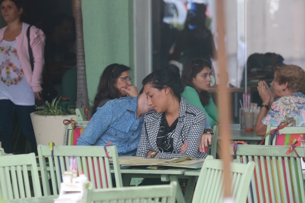 Rafael e Talita - ex-bbbs, almoçando juntos (Foto: Dilson Silva/AgNews)