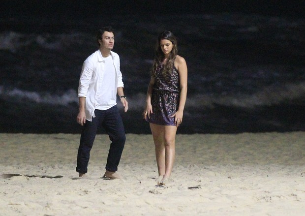 Bruna Marquezine e Gabriel Braga Nunes gravam na praia (Foto: Delson Silva / AgNews)