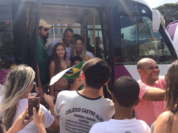 Viviane Araújo causa tumulto com seus fãs após conduzir a tocha  (Foto: Rafael Godinho / EGO)