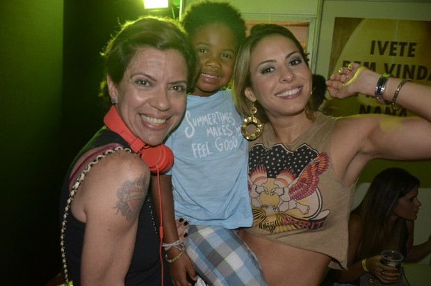 Alinne Rosa com Astrid Fontenelle e Gabriel, filho da apresentadora, em Salvador, na Bahia (Foto: Fred Pontes/ Divulgação)