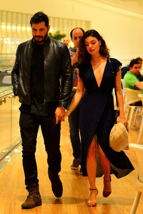 Isis Valverde e o namorado, Uriel Del Toro, em shopping na Zona Oeste do Rio (Foto: William Oda/ Ag. News)