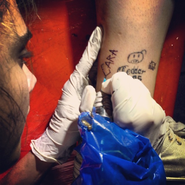 Cara Delevingne faz tatuagem (Foto: Reprodução/Instagram)