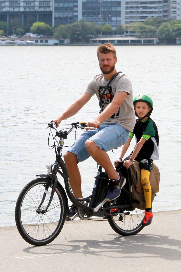 Rodrigo Hilbert anda de bicicleta com o filho (Foto: J C Pereira / Agnews)