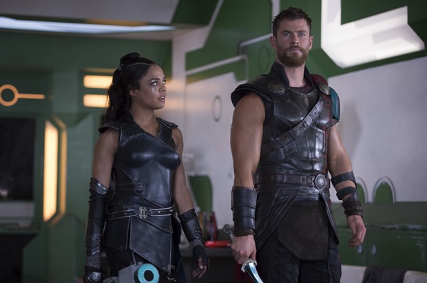 Tessa Thompson e Chris Hemsworth em cena de Thor: Ragnarok (Foto: Jasin Boland / Marvel Studios / Divulgação)