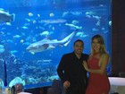 De férias em Dubai, Wesley Safadão leva a mulher em jantar com tubarões