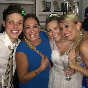 Susana com os noivos e a amiga Rosangela, mãe da noiva (Foto: Reprodução/Instagram)