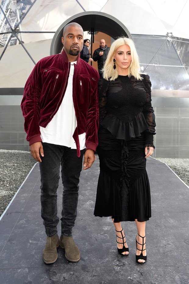 Kanye West e Kim Kardashian no desfile da Louis Vuitton em Paris (Foto: Getty Images)