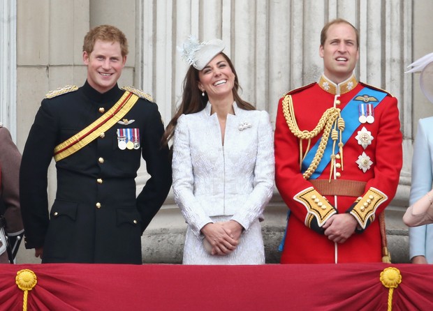 Harry, Kate Middleton e William se divertem (Foto: Agência Getty Images)