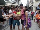 Mulher Melão faz 'blitz' no Rio para aprender a segurar amor de carnaval