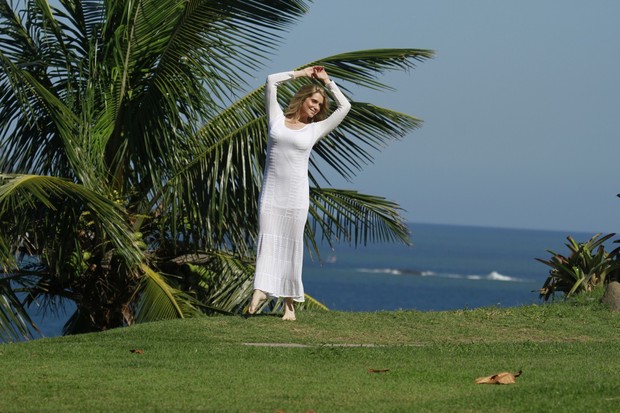 Letícia Spiller fotografa na praia (Foto: Dilson Silva / AgNews)