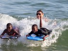 Filhos de Madonna se divertem pegando onda em praia do Rio