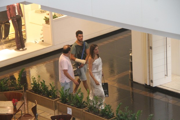 José Loreto com a família em shopping do Rio (Foto: Daniel Delmiro / AgNews)