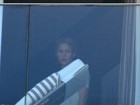 Shakira aparece na sacada do hotel onde está hospedada em Ipanema