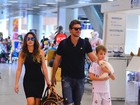 Cássio Reis e Fernanda Vasconcellos embarcam em aeroporto no Rio