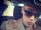 Justin Bieber madruga e posta foto com cara de sono