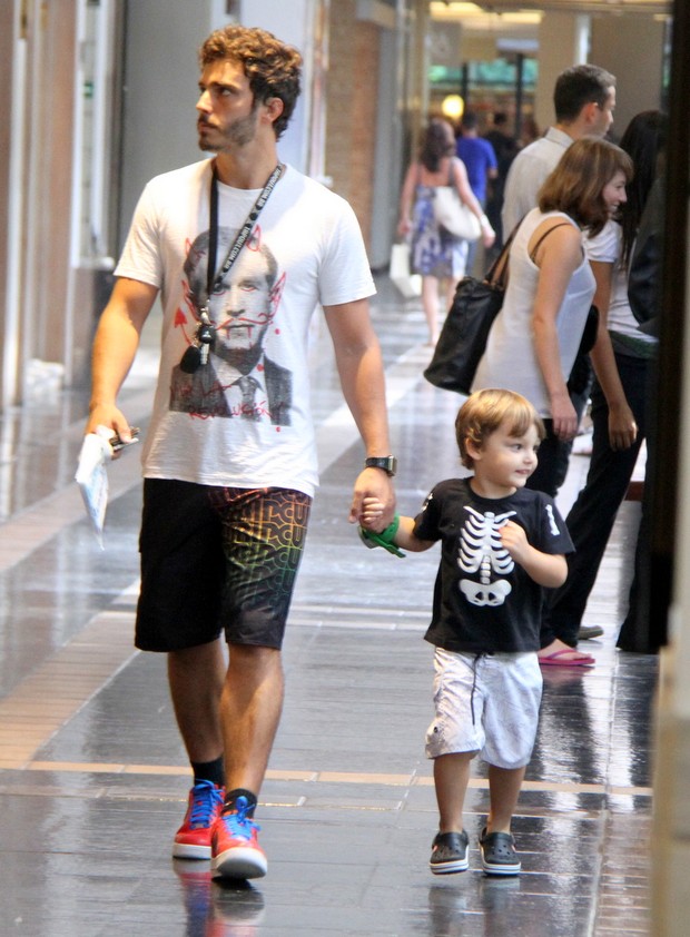 Thiago Rodrigues passeia com o filho em shopping do Rio  (Foto: Daniel Delmiro / AgNews)