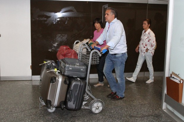 Glória Pires desembarca cheia de malas ao lado do marido, Orlando Morais (Foto: Clayton Militão/Foto Rio News)