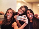 Alinne Rosa faz selfie escovando dentes com as amigas