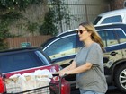 Drew Barrymore exibe barriga de grávida em dia de compras
